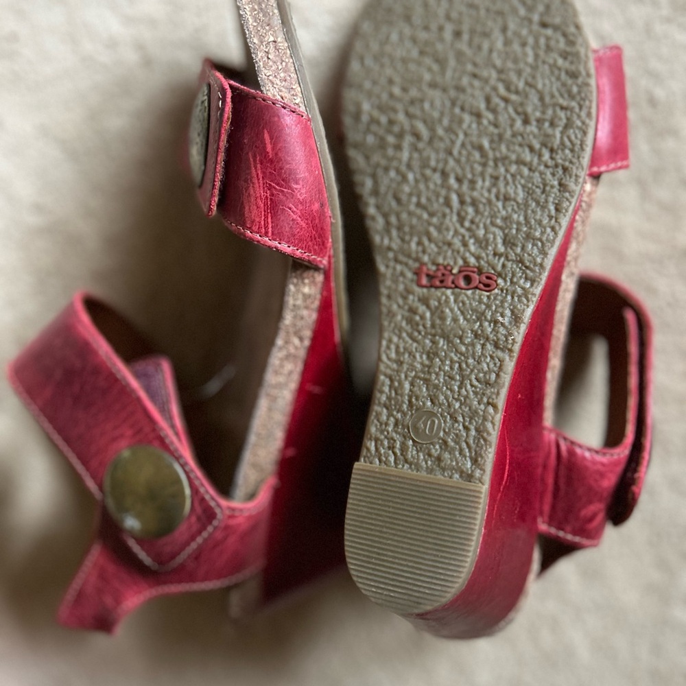 Taos Red Carousel Button Wedge Shoes. Size 8-8.5 - image 6